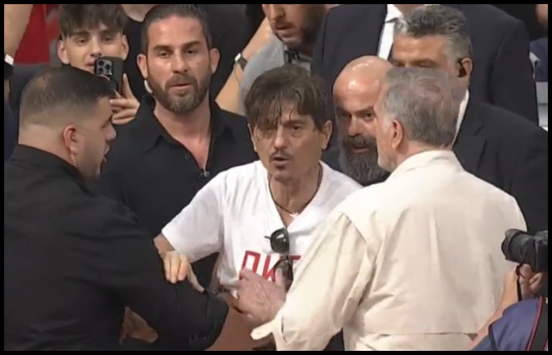 ΕΚΤΑΚΤΟ - Οι διαιτητές ζήτησαν να φύγει ο Γιαννακόπουλος για χειρονομία στην εξέδρα