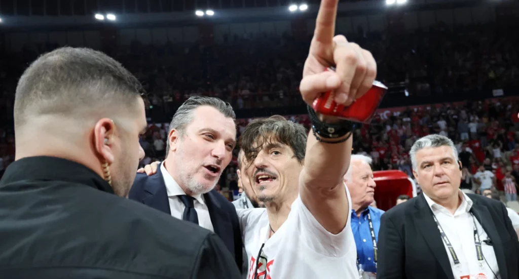 Εμετός: Αυτό είναι το σύνθημα που εξόργισε τον Δ. Γιαννακόπουλο - Καμία αντίδραση από τους Αγγελόπουλους (vid)