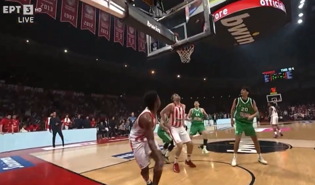 ΜΥΘΙΚΟ φάουλ στο ΣΕΦ ενώ ο Σαμοντούροβ κάνει στην άκρη! (vid)