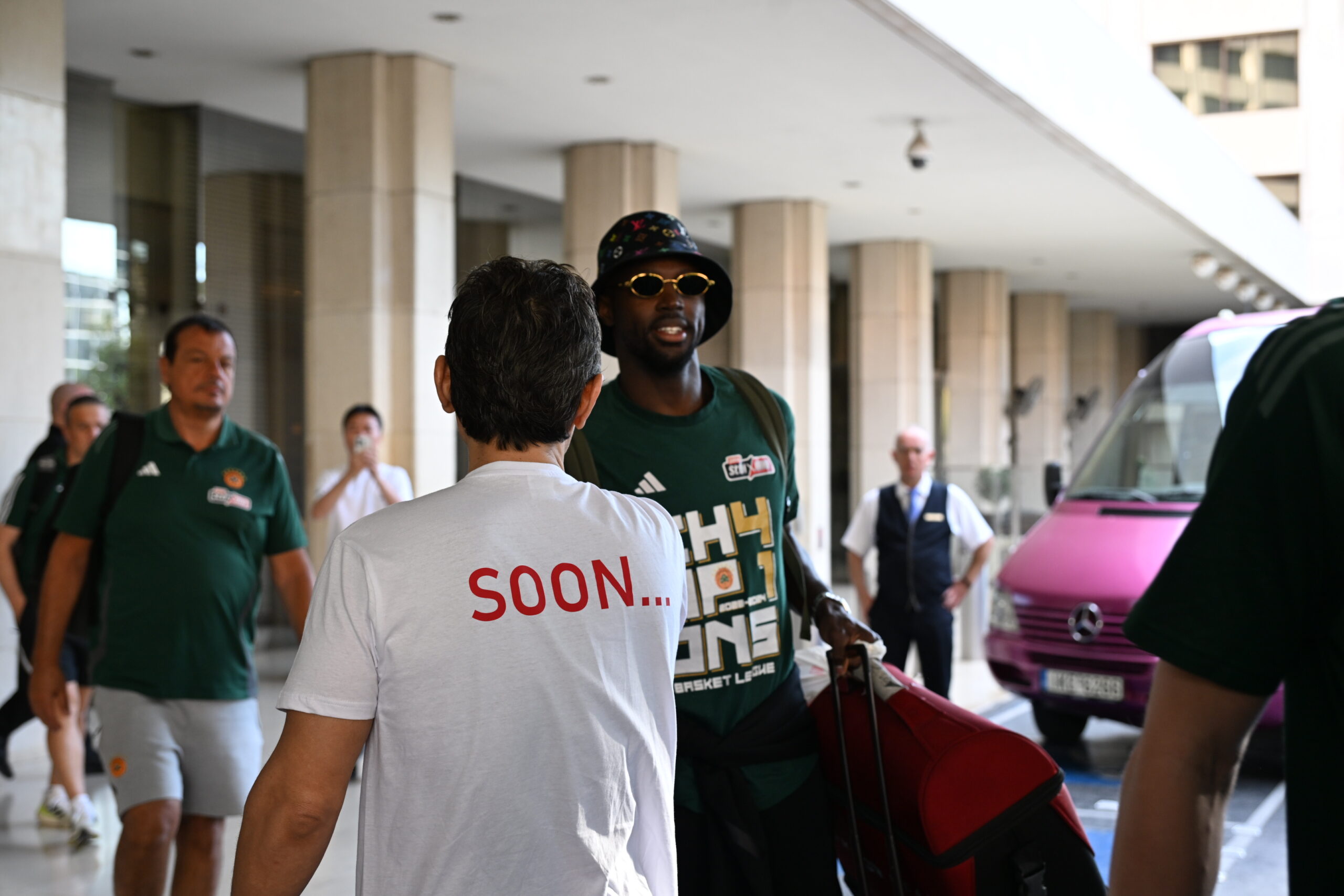 Τι γράφει στην πίσω πλευρά το t-shirt του Γιαννακόπουλου (pic)