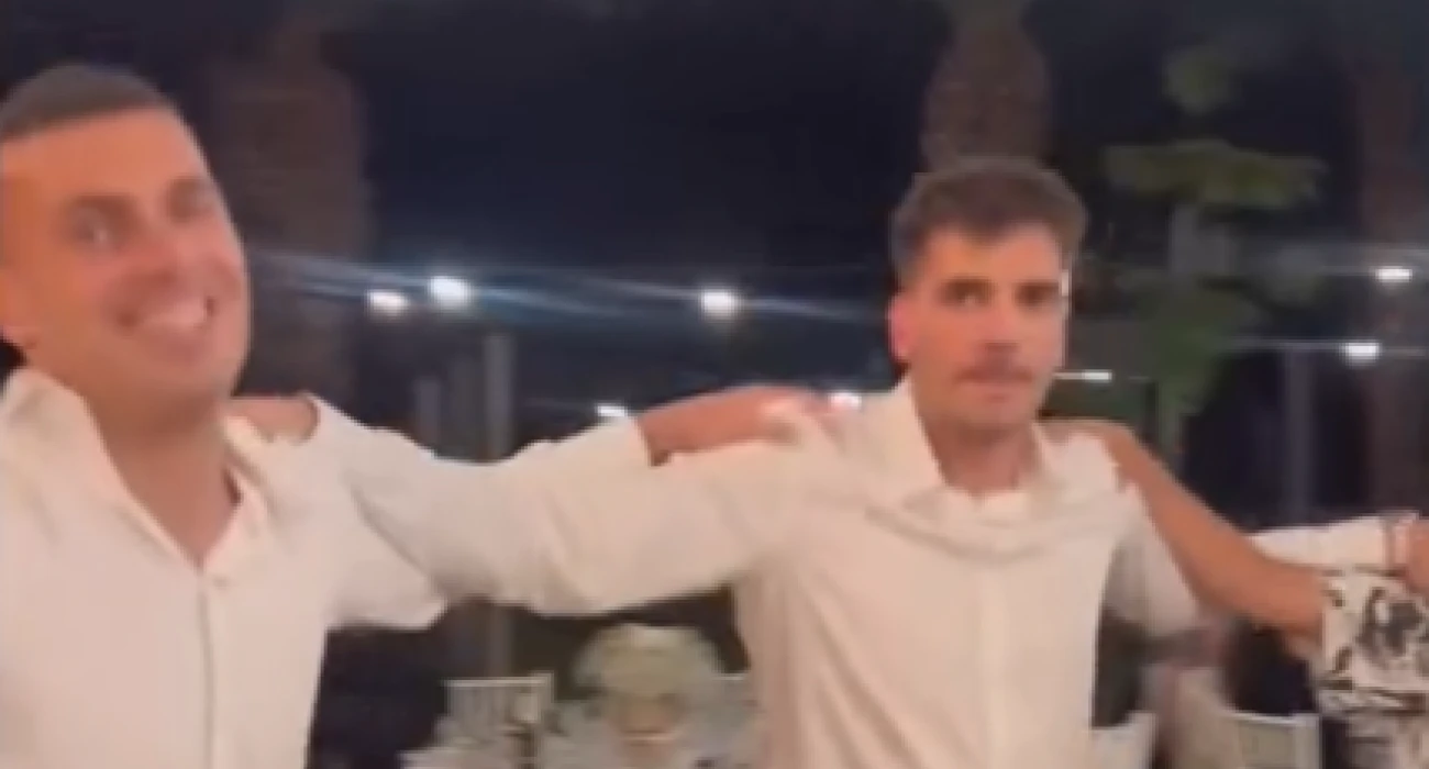 Ο Ιωαννίδης χόρεψε συρτάκι στον γάμο της αδερφής του μαζί με τους Κώτσιρα και Νίκα (video)