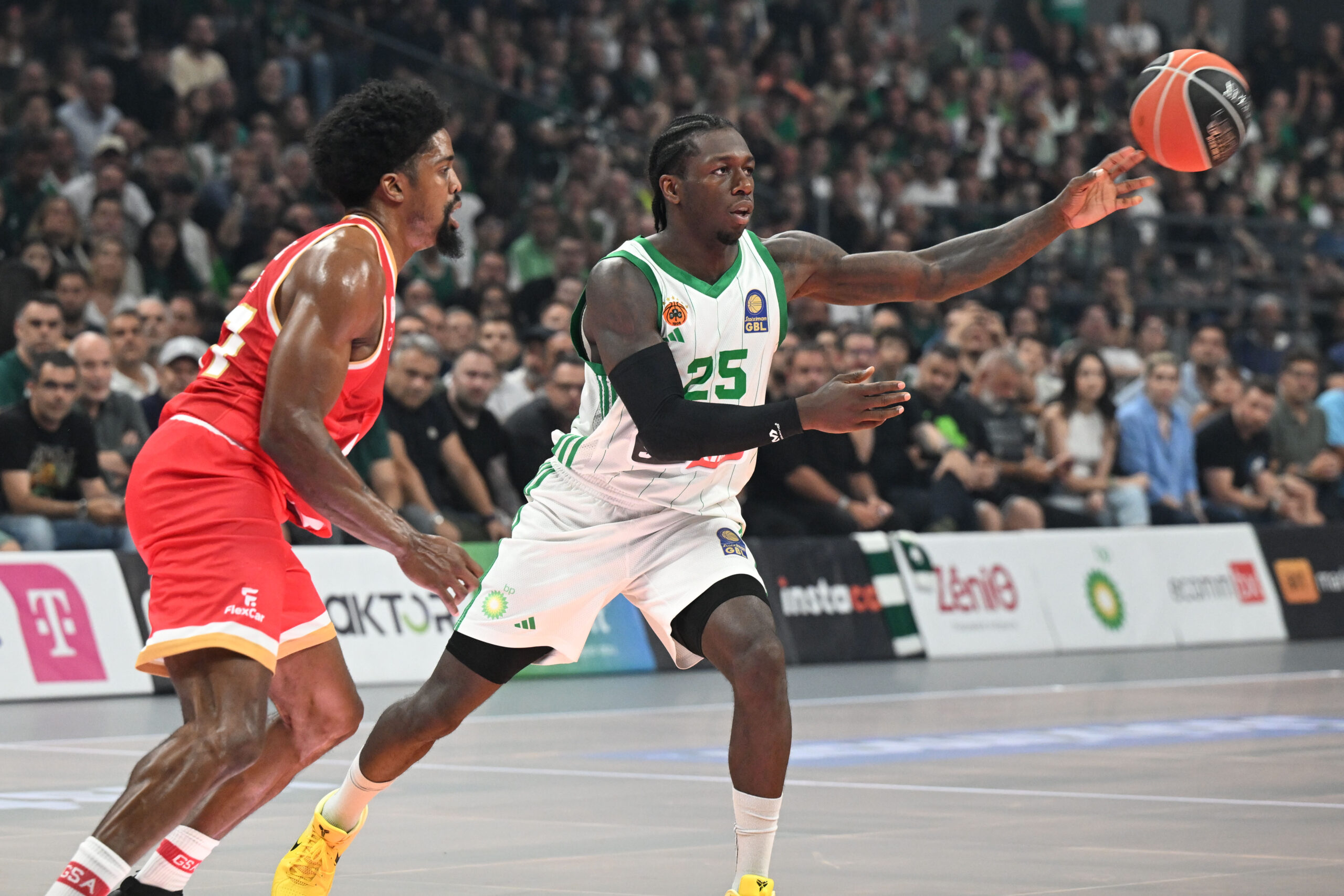 Ολυμπιακός για Κέντρικ Ναν: «Χτυπούσε ύπουλα τους παίκτες μας σ’ όλη τη διάρκεια του αγώνα»