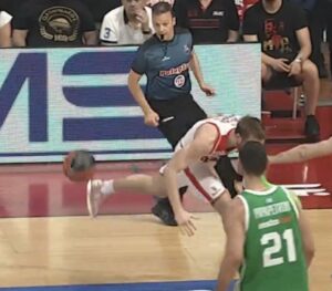 Βίντεο: Ο Γουόκαπ κάνει τακουνάκι και ο Παπαπέτρου δεν σταματά το παιχνίδι