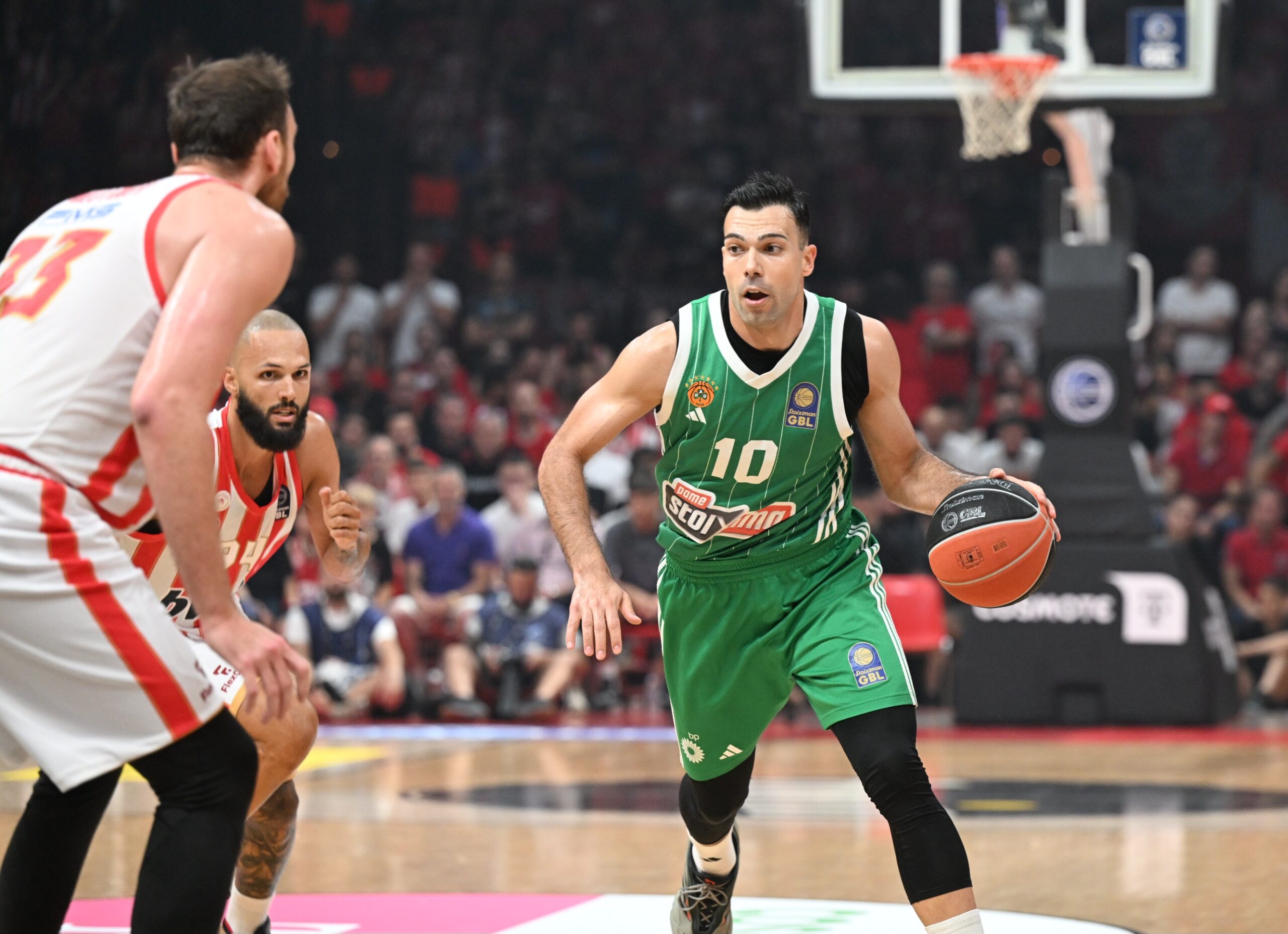 Σλούκας: «Τι άλλο να κάνω; Όλο μου σφυρίζουν φάουλ» - Οι φάσεις της ντροπής