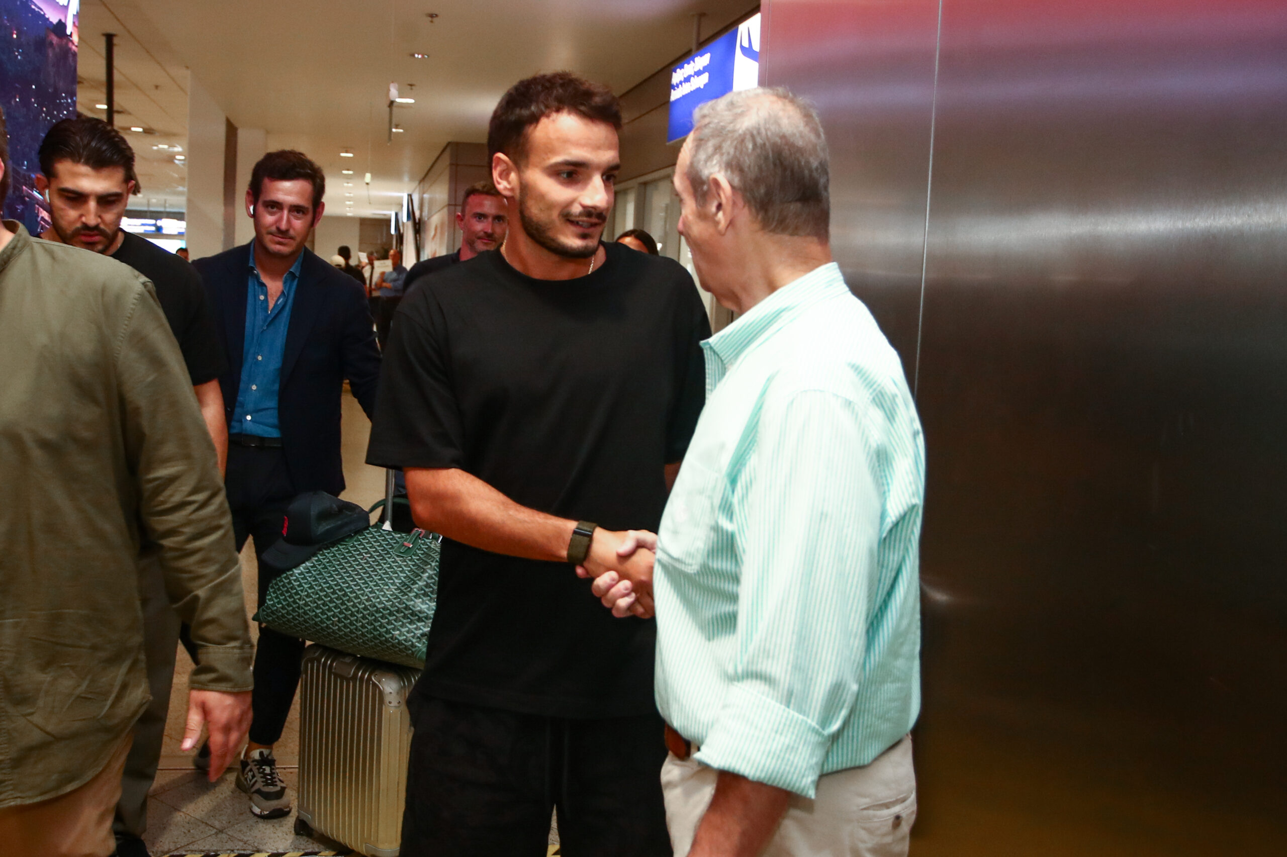 Δείτε φωτογραφίες από την άφιξη του Τσιριβέγια για τον Παναθηναϊκό