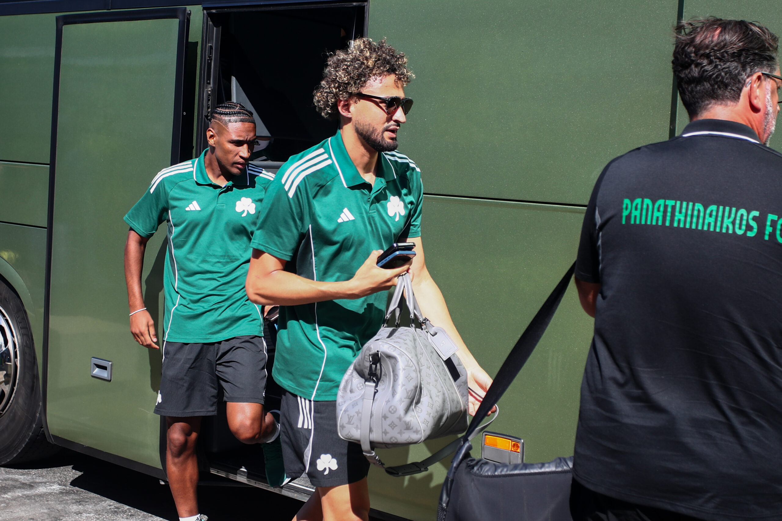 Δείτε φωτογραφίες: «Πέταξε» για Αυστρία ο Παναθηναϊκός - Με την ομάδα ο Φύσσας