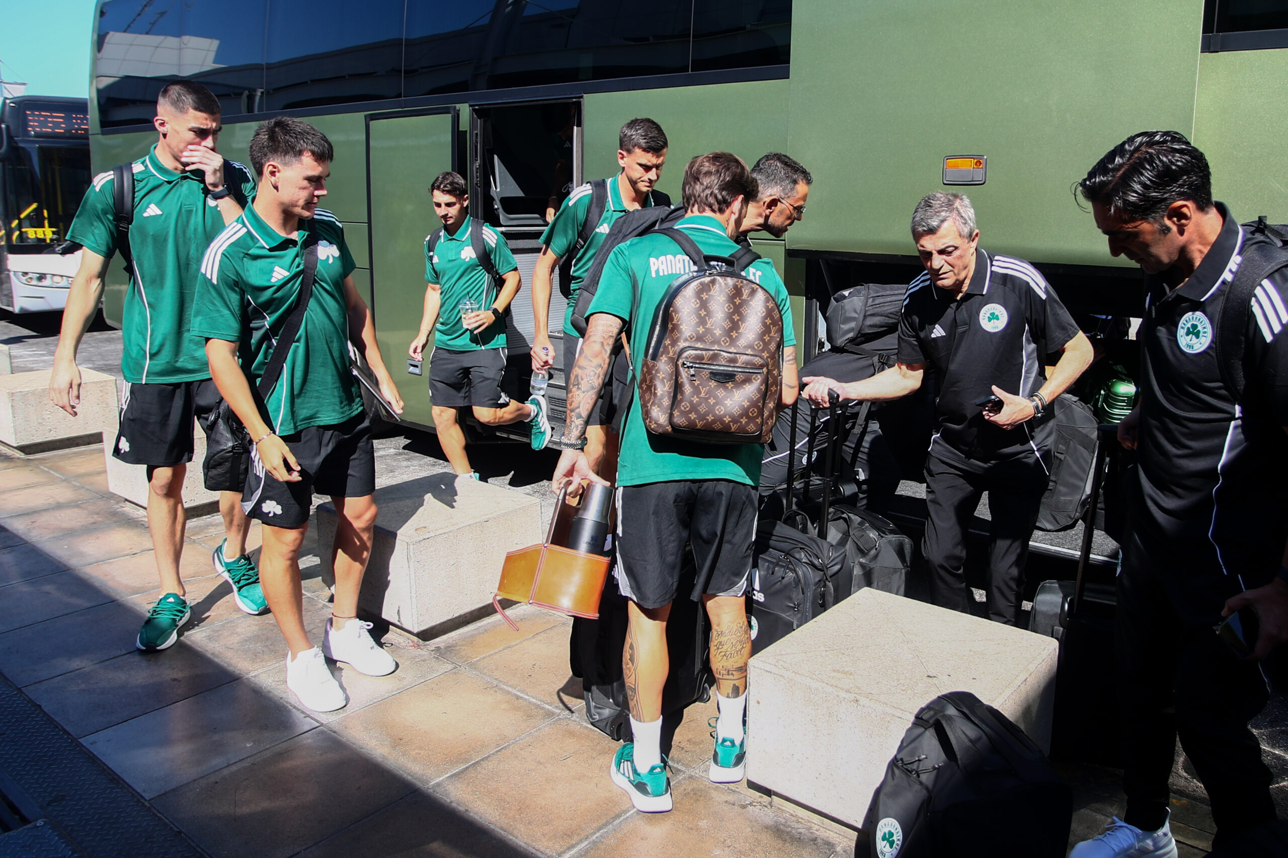 Δείτε φωτογραφίες: «Πέταξε» για Αυστρία ο Παναθηναϊκός - Με την ομάδα ο Φύσσας