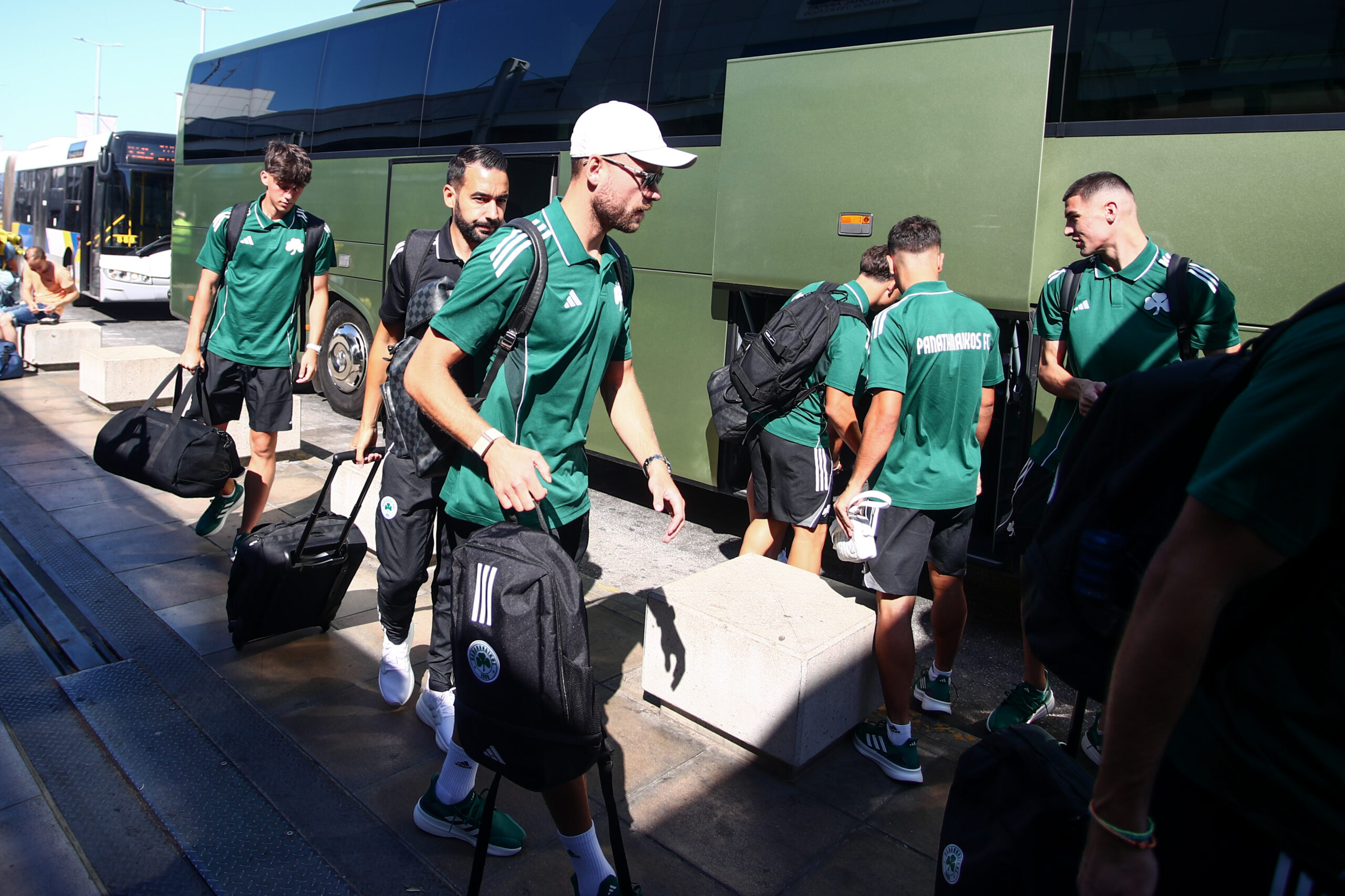 Δείτε φωτογραφίες: «Πέταξε» για Αυστρία ο Παναθηναϊκός - Με την ομάδα ο Φύσσας