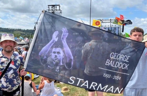 Glastonbury: Συγκινητικό πανό στη μνήμη του Μπάλντοκ