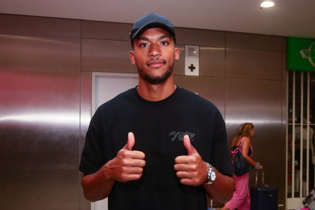 Πόλος έλξης ο Λαφόντ - Δείτε φωτογραφίες από την άφιξή του