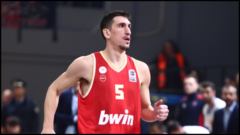 Ποιος... Μίσιτς - Ανανέωσε ο Λαρεντζάκης στον Ολυμπιακό