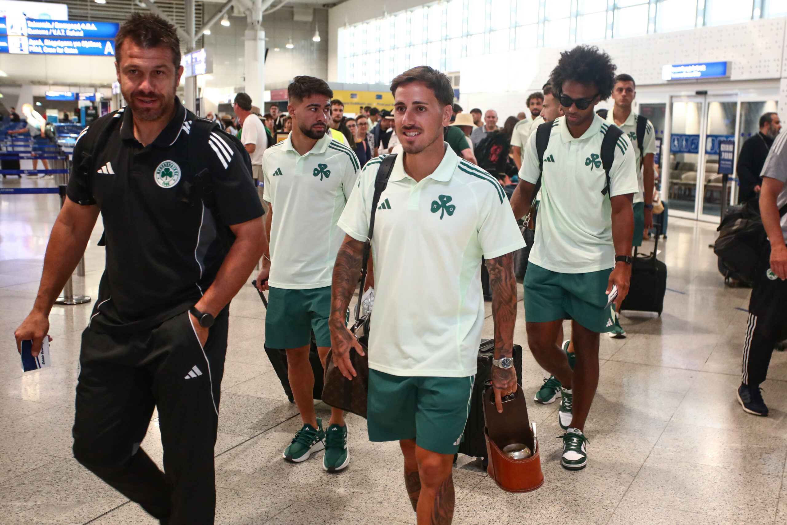 Φωτογραφίες: Με χαμόγελα και πίστη ο Παναθηναϊκός... πέταξε για Γλασκώβη