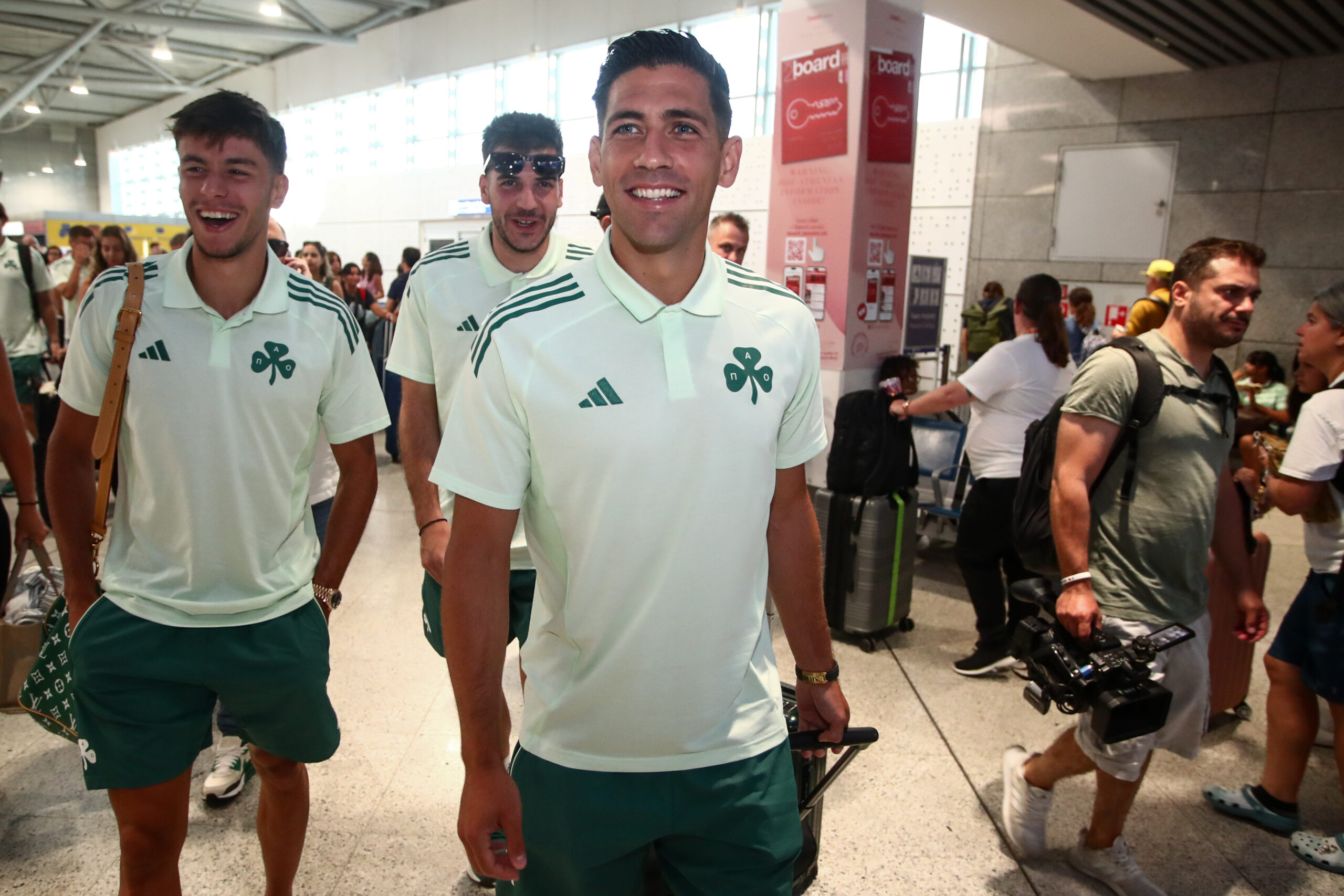 Φωτογραφίες: Με χαμόγελα και πίστη ο Παναθηναϊκός... πέταξε για Γλασκώβη
