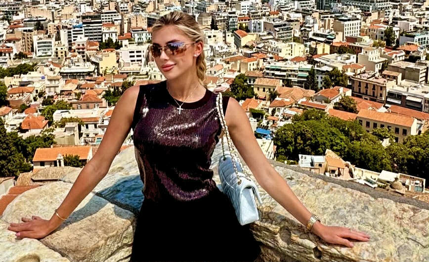 Ντάρια Μπόνταρ: Στην Ακρόπολη η εντυπωσιακή υπεύθυνη γραφείου Τύπου της Σαχτάρ (pic)