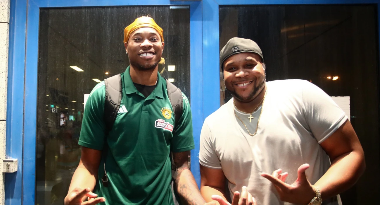 Ποιος ήταν ο άνθρωπος που έκλεψε την παράσταση στην άφιξη του Ρισόν Χολμς (video)