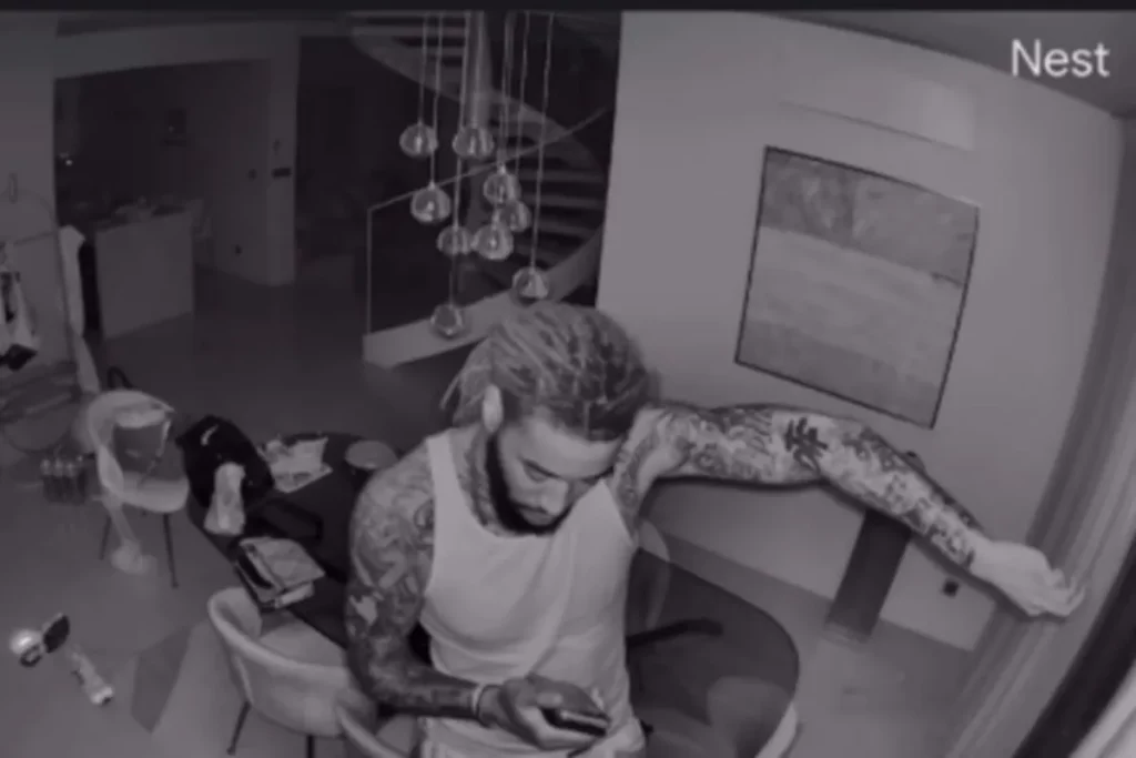 Viral στιγμή με Λεσόρ μπροστά στην κάμερα ασφαλείας του σπιτιού του! (vid)