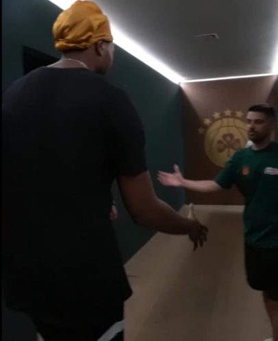 Ο Χόλμς στο ΟΑΚΑ: Το χαζεύει και ρίχνει ατάκα για το πρώτο κάρφωμα! (pics-vid)