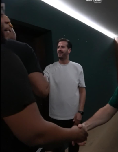 Ο Χόλμς στο ΟΑΚΑ: Το χαζεύει και ρίχνει ατάκα για το πρώτο κάρφωμα! (pics-vid)