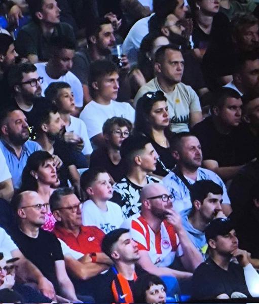 Με φανέλα Ολυμπιακού είδε τον αποκλεισμό της Σαχτάρ από τον Παναθηναϊκό!