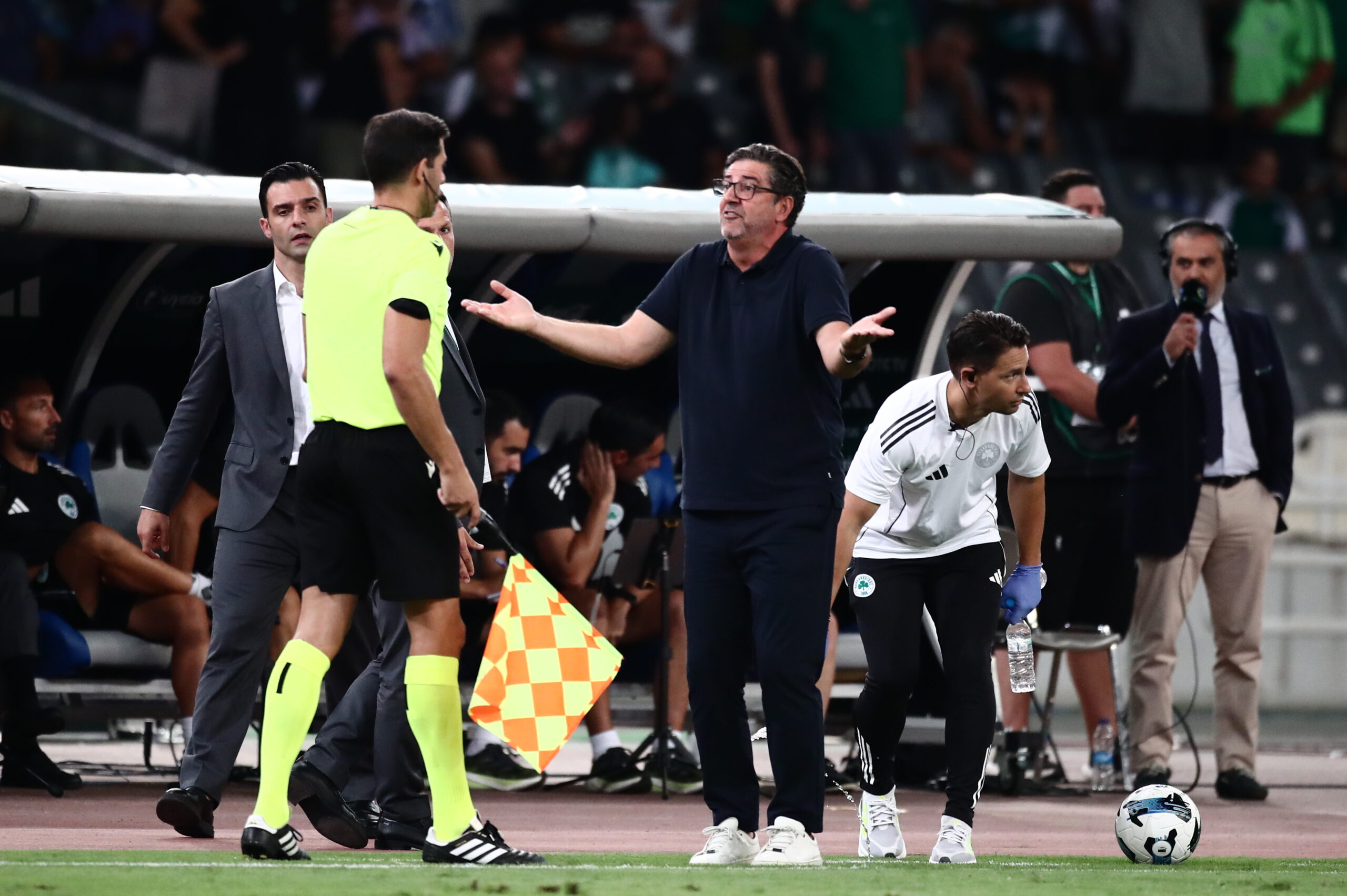 Παναθηναϊκός - Σαμσουνσπόρ: Έξαλλος ο Βιτόρια με τον Μουνουέρα, δέχτηκε και κίτρινη κάρτα (pics)