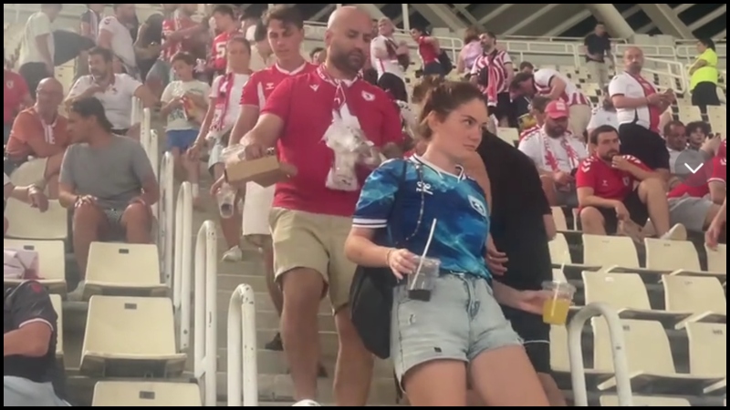 Παναθηναϊκός: Οι οπαδοί της Σαμσουνσπόρ μάζεψαν τα σκουπίδια μετά τη λήξη του αγώνα (vid)