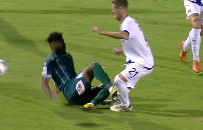 Ο Τσιμπόλα πήγε να «κόψει» το ποδόσφαιρο στον Ρούμπεν Πέρεθ (vid)