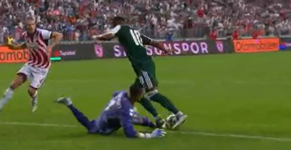 Σαμσουνσπόρ - Παναθηναϊκός: Παράβαση Κοτσούκ σε Τετέ, δεν έδωσε πέναλτι ο Πελίτο (vid)