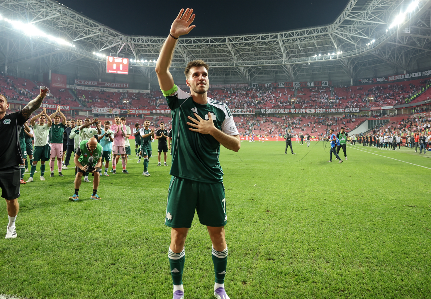 Φωτογραφία: Η συγκινητική στιγμή Ιωαννίδη με τους οπαδούς του Παναθηναϊκού