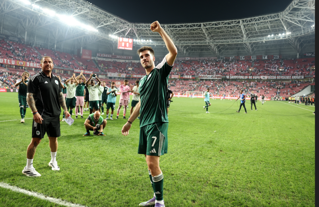 Φωτογραφία: Η συγκινητική στιγμή Ιωαννίδη με τους οπαδούς του Παναθηναϊκού