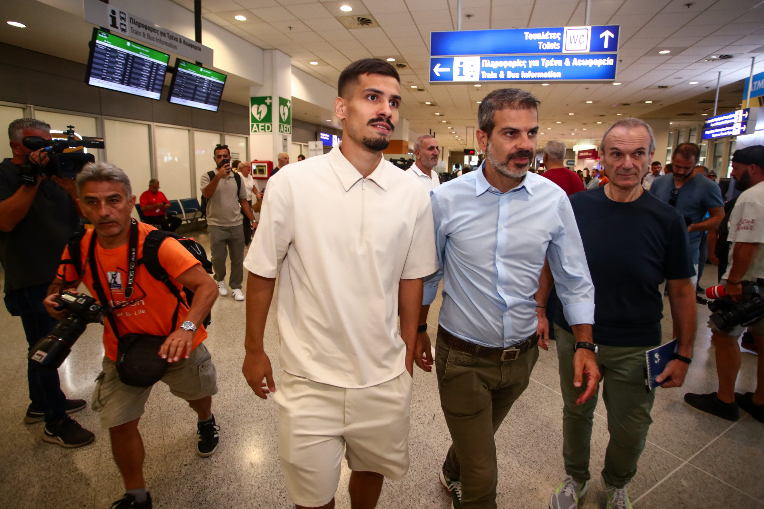 Δείτε φωτογραφίες από την άφιξη του Μίλος Πάντοβιτς για τον Παναθηναϊκό (pics)