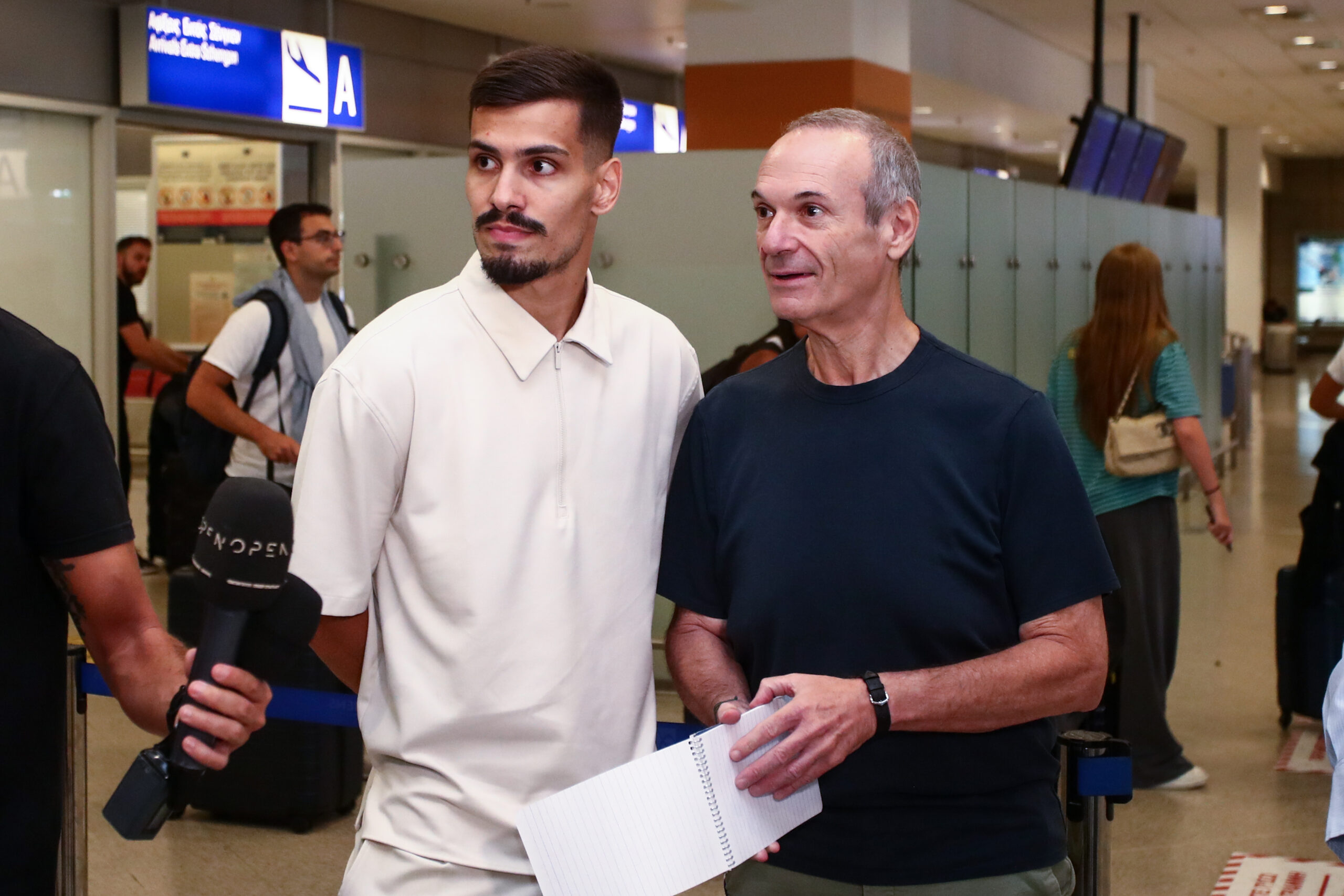 Δείτε φωτογραφίες από την άφιξη του Μίλος Πάντοβιτς για τον Παναθηναϊκό (pics)