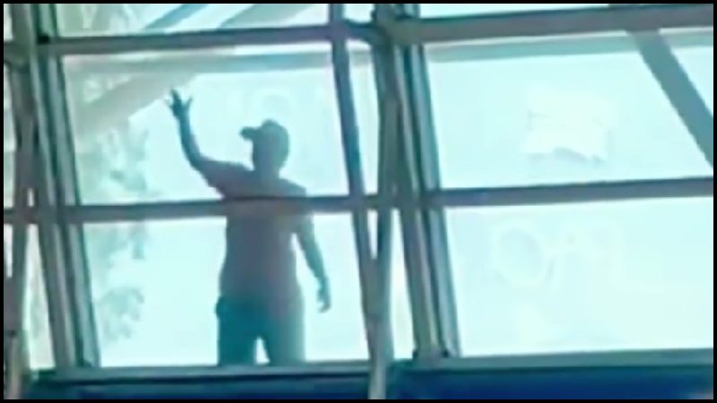 Οπαδός του Παναθηναϊκού σκαρφάλωσε για να δει την προπόνηση - Η κίνηση της ΚΑΕ (pics-vid)