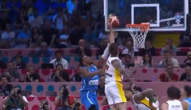 Eurobasket: Μυθική τάπα από τον Χουάντσο στον Γιάννη (vid)