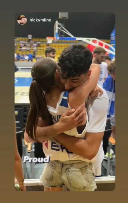 Αλέξανδρος Σαμοντούροφ: Ποια είναι η σύντροφός του που έκλεψε τις εντυπώσεις στο Ελλάδα-Ισραήλ