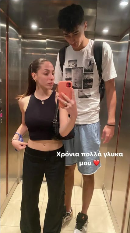 Αλέξανδρος Σαμοντούροφ: Ποια είναι η σύντροφός του που έκλεψε τις εντυπώσεις στο Ελλάδα-Ισραήλ