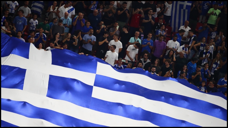 Επικός πιτσιρικάς στο Ελλάδα-Δανία: «Ψάχνω άντρα για τη θεία μου» (pic)