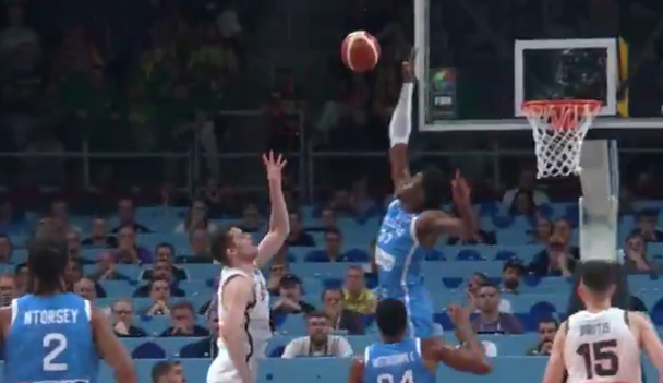 Λιθουανία - Ελλάδα: Απίθανος ο Κώστας Αντετοκούνμπο με 4 τάπες σε πέντε λεπτά! (vid)