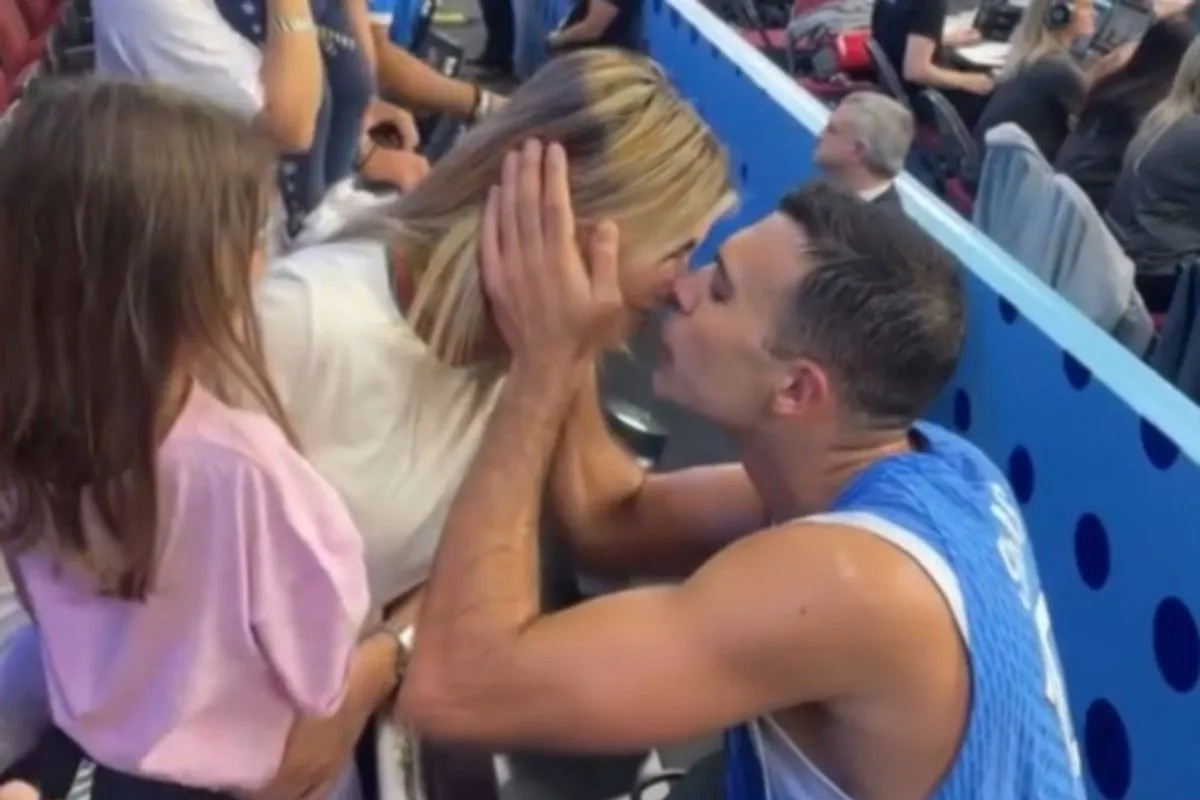 Η αγκαλιά του Σλούκα με την Μαρία Δαρσινού και την κόρη τους μετά την πρόκριση στα ημιτελικά