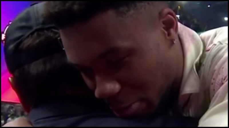 Eurobasket: Όταν ο Γιάννης υποκλίθηκε στον Αταμάν μετά την κατάκτηση του «έβδομου»! (vid)