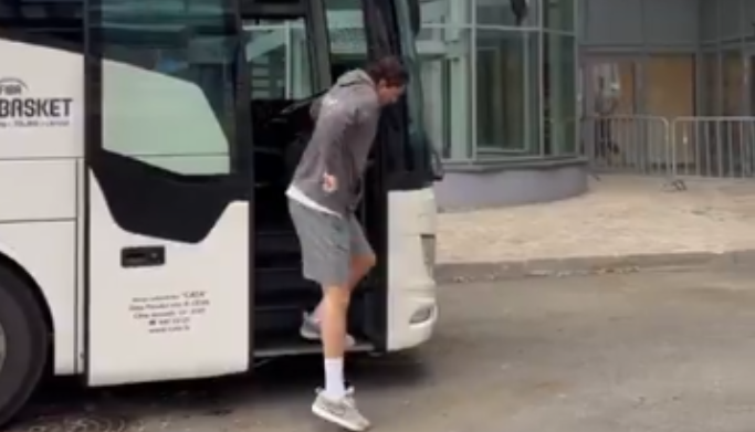 Eurobasket: Με δυσκολία «κατέβηκε» από το πούλμαν ο Οσμάν (vid)