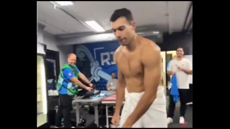 Ο Σλούκας χόρεψε φορώντας μόνο την πετσέτα του σε live του Αντετοκούνμπο (vid)