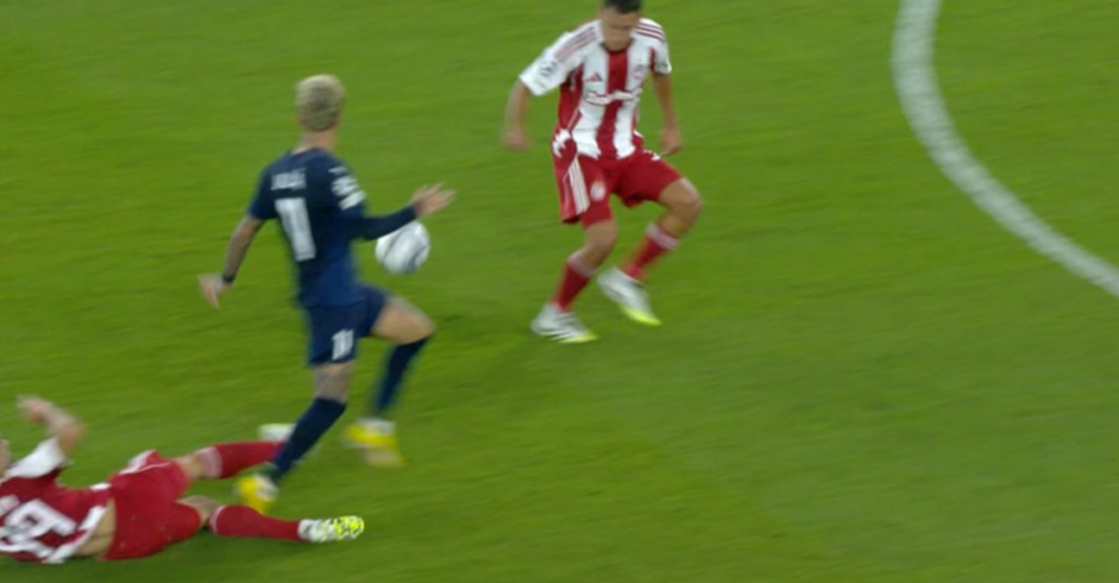 Ολυμπιακός - Πάφος: «Χάρισε» την κόκκινη κάρτα στον Ταρεμί ο Κόβατς