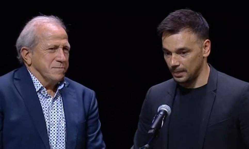 Παναθηναϊκός: Ο Βίκτορ Μουνιόθ βράβευσε τον Σωτήρη Νίνη στην εκδήλωση του ΠΣΑΠΠ (vid)