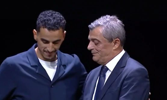 Παναθηναϊκός: Η βράβευση του Κάρλος Ζέκα από τον Γρηγόρη Παπαβασιλείου (vid)