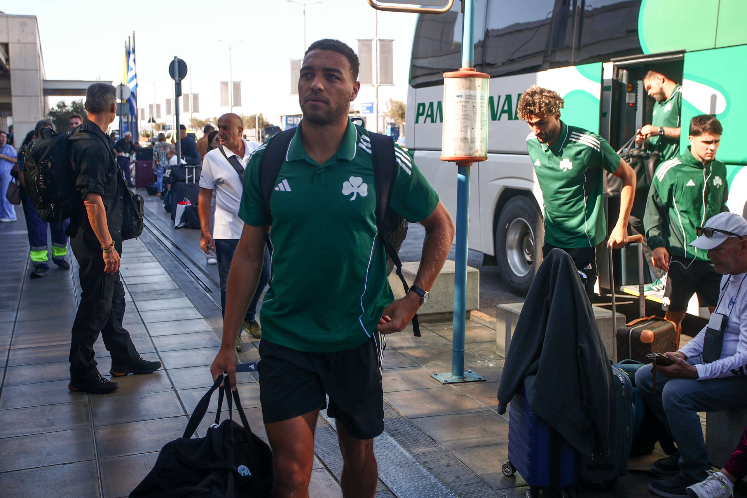 Δείτε φωτογραφίες από το αεροδρόμιο: «Πετάει» για Βέρνη ο Παναθηναϊκός