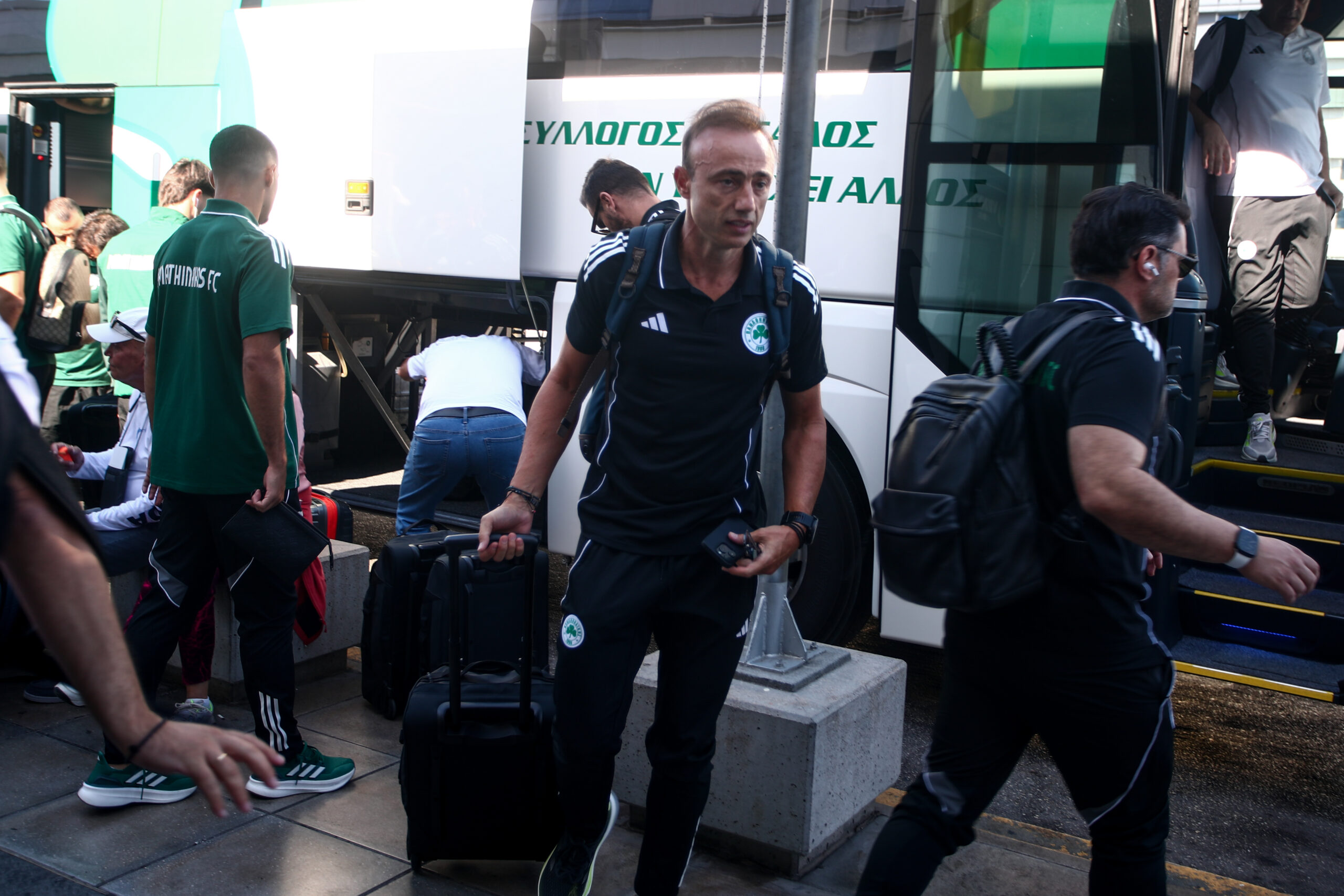 Δείτε φωτογραφίες από το αεροδρόμιο: «Πετάει» για Βέρνη ο Παναθηναϊκός