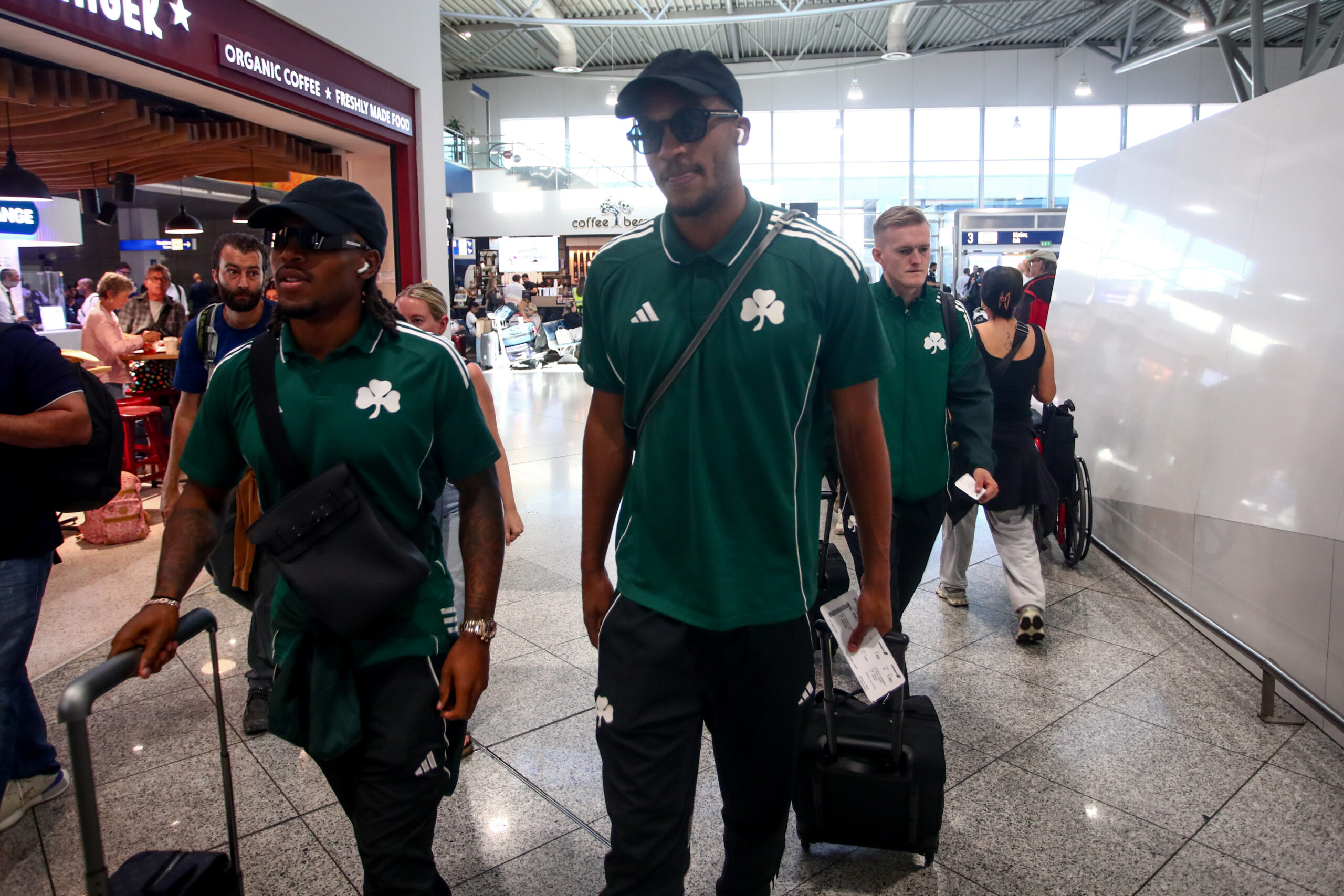 Δείτε φωτογραφίες από το αεροδρόμιο: «Πετάει» για Βέρνη ο Παναθηναϊκός