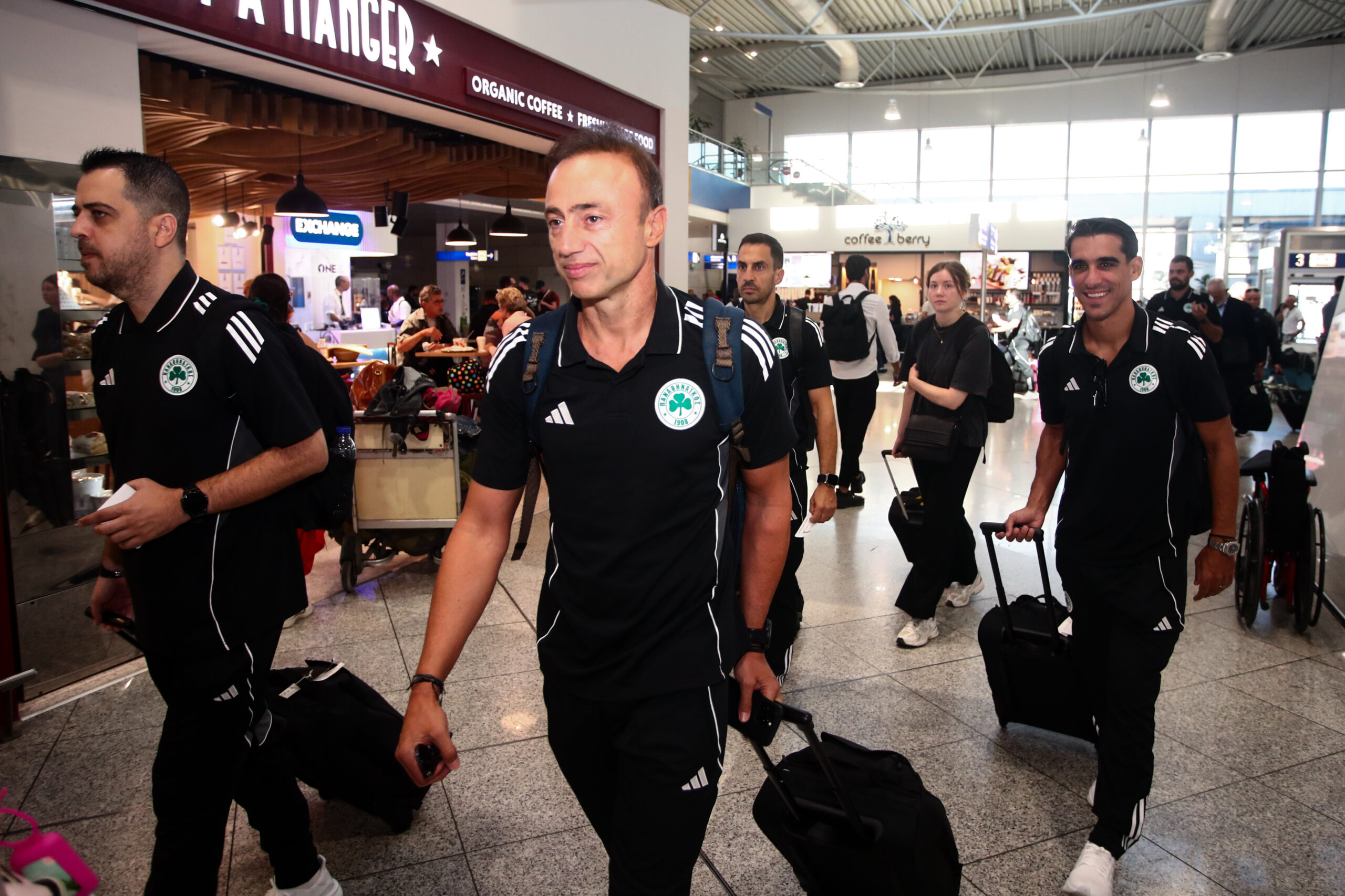 Δείτε φωτογραφίες από το αεροδρόμιο: «Πετάει» για Βέρνη ο Παναθηναϊκός