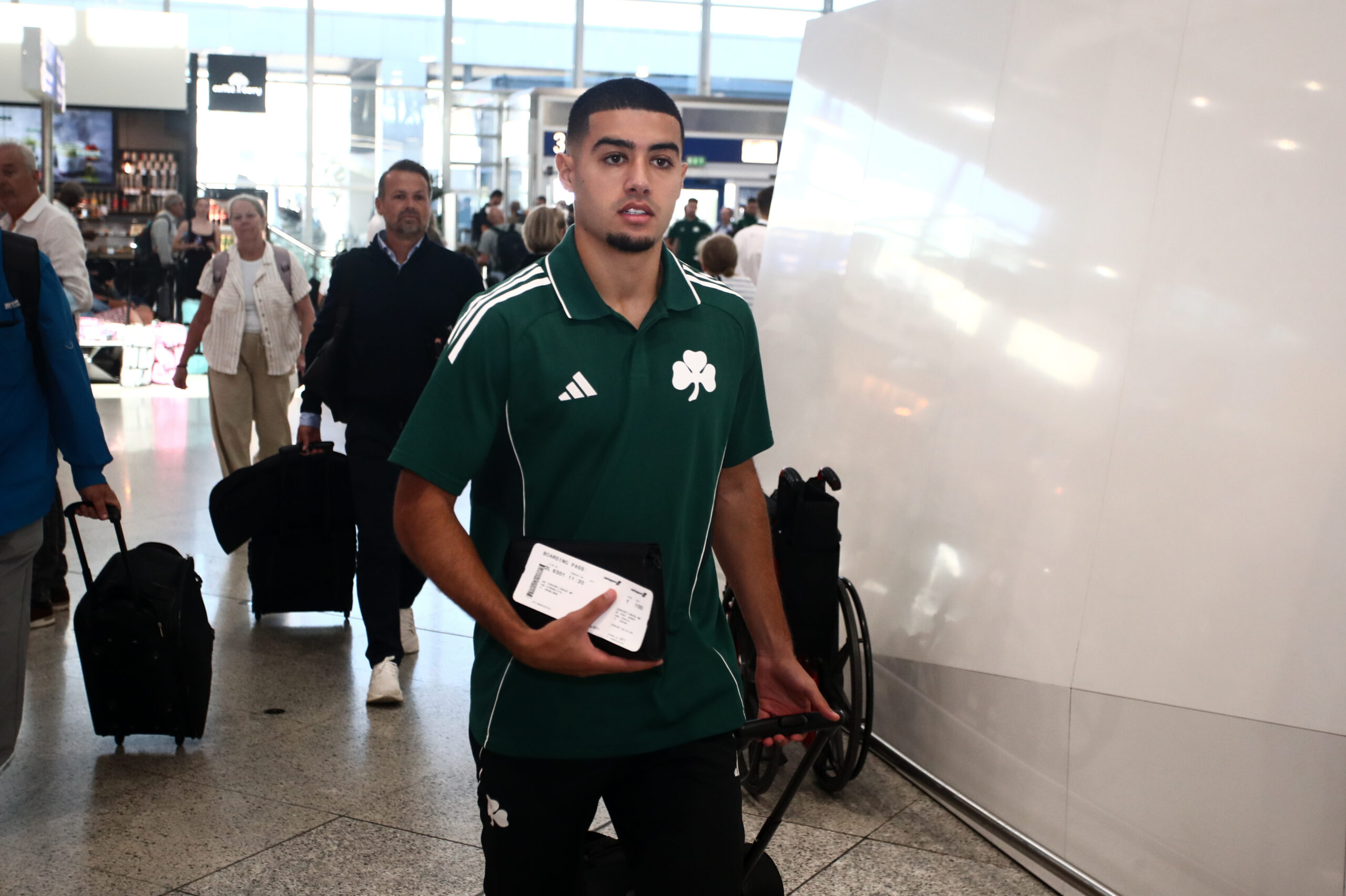 Δείτε φωτογραφίες από το αεροδρόμιο: «Πετάει» για Βέρνη ο Παναθηναϊκός