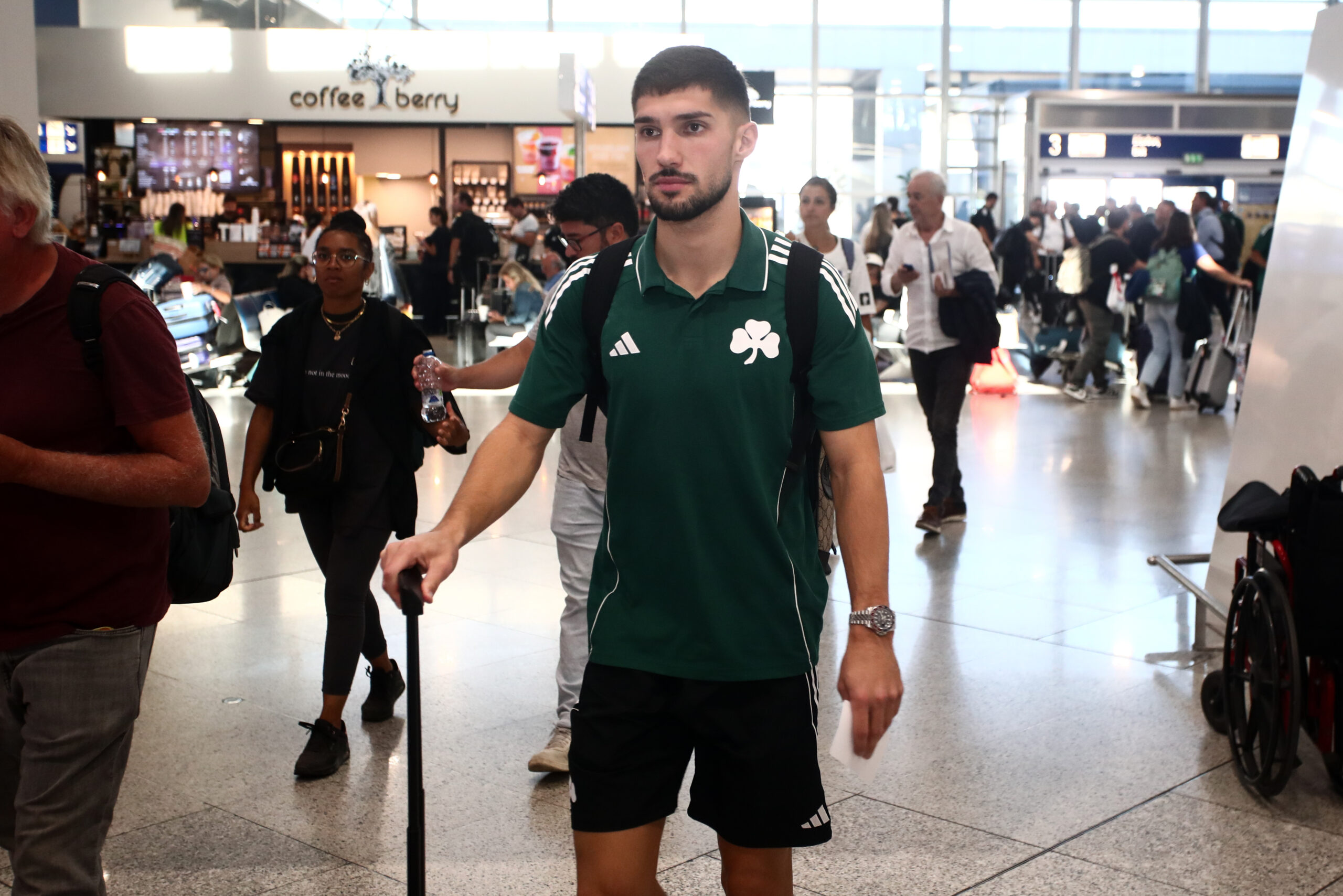 Δείτε φωτογραφίες από το αεροδρόμιο: «Πετάει» για Βέρνη ο Παναθηναϊκός